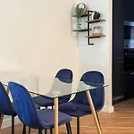 Apartment In Birkdale - 2 Bedrooms