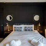 Renaissance 11 - 2 Bedroom Apartment In Southport