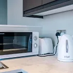 Spacious 1 Bedroom Apartment In Southport Centre