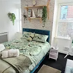 The Hideaway Cottage Feel Patio Central Parking