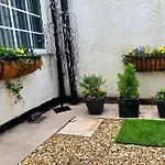The Hideaway Cottage Feel Patio Central Parking