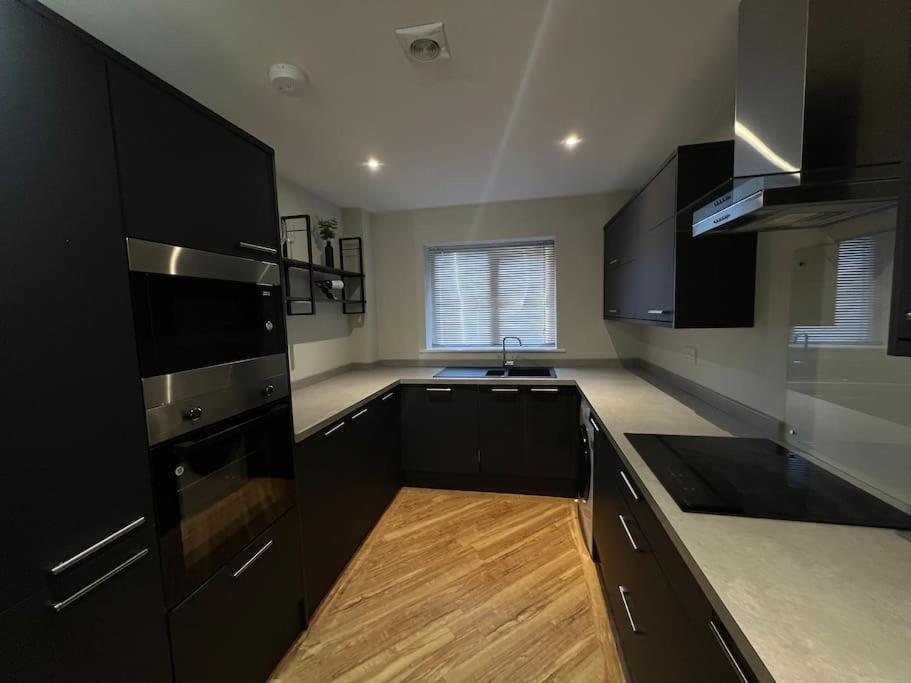 Apartment In Birkdale - 2 Bedrooms *