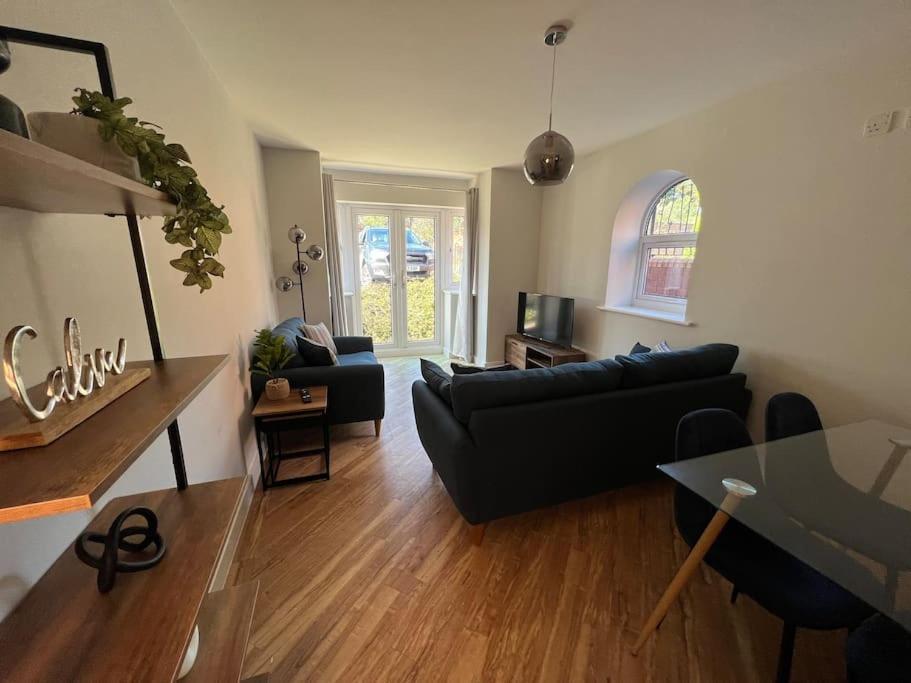 Apartment In Birkdale - 2 Bedrooms *