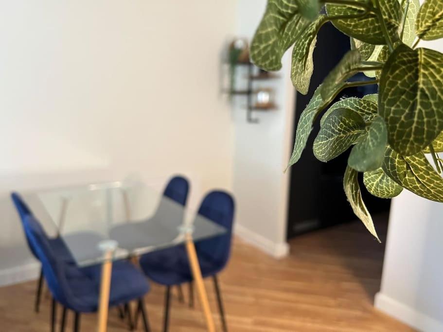 In Birkdale - 2 Bedrooms Apartment *