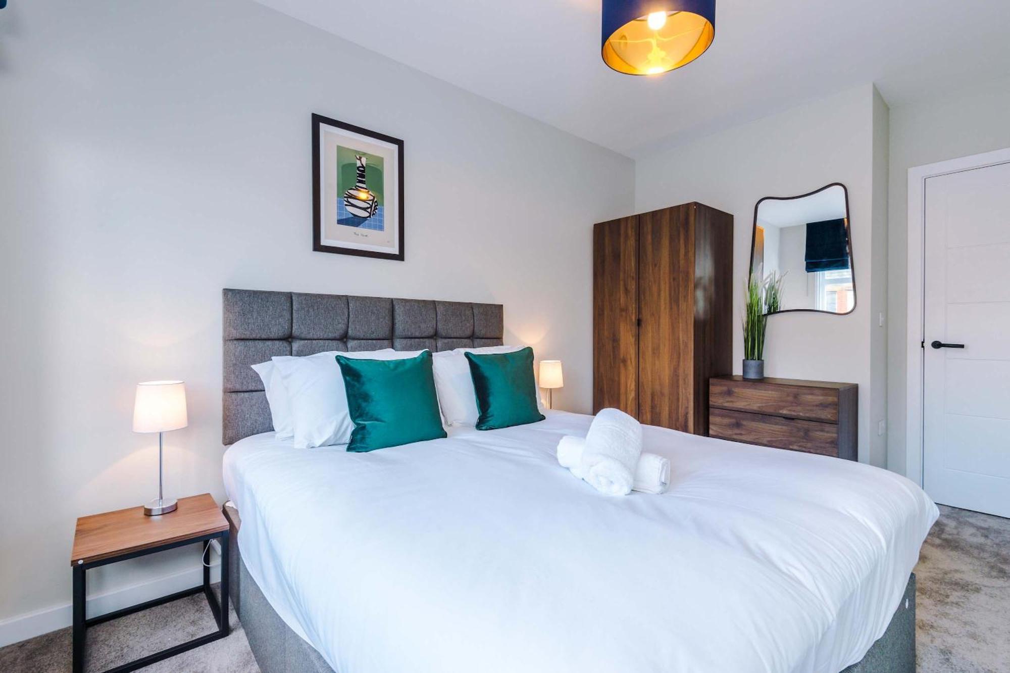 Spacious 1 Bedroom In Centre Apartment *
