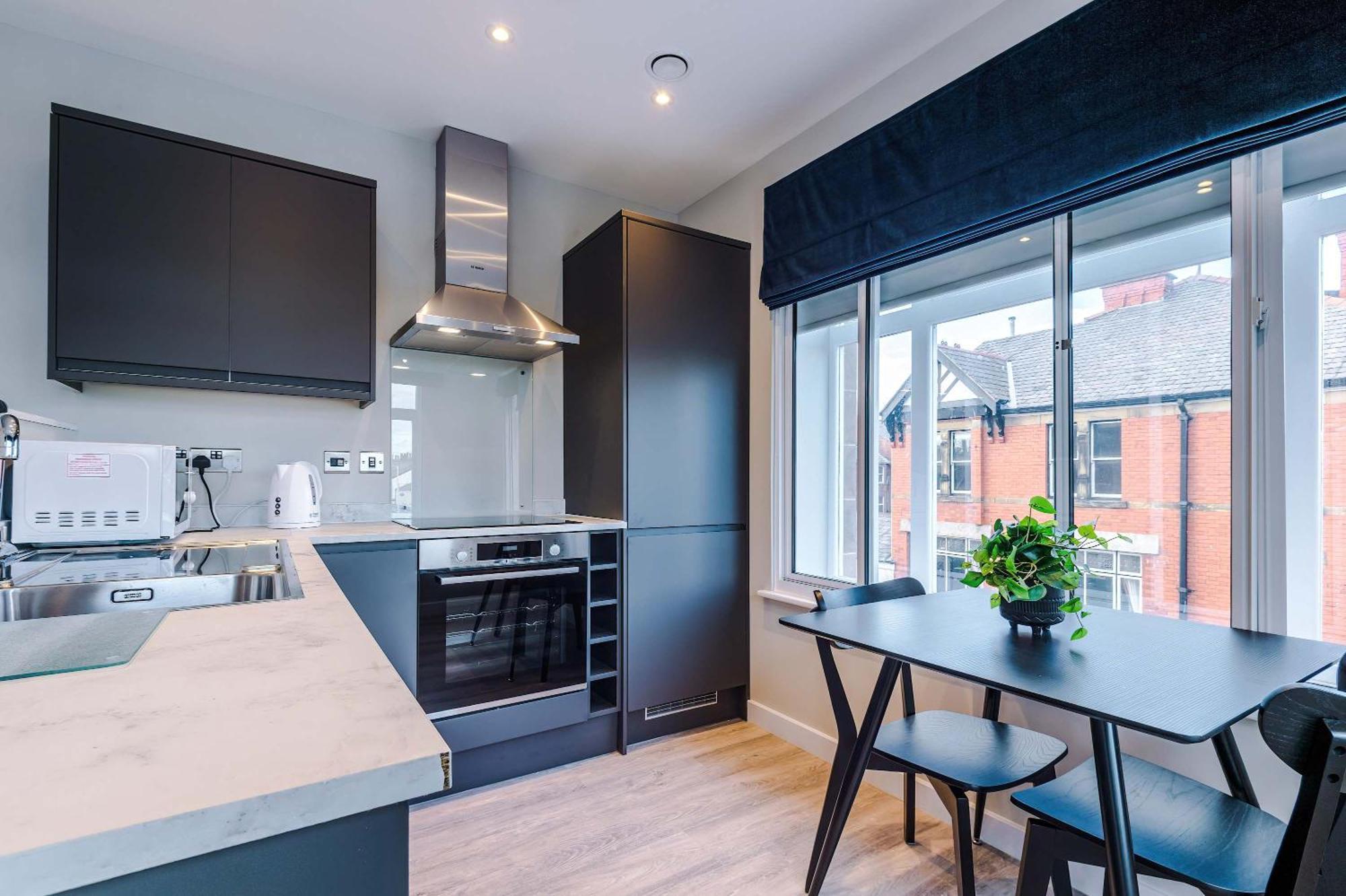 Spacious 1 Bedroom In Centre Apartment *