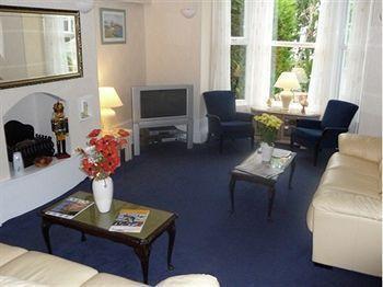 The Warwick 4*