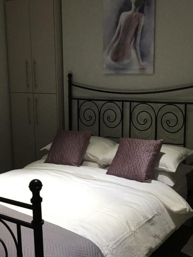 Stanley Street Apartment *