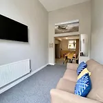 Fabulous 1 Bedroom Apartment - Sleeps 4