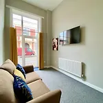 Fabulous 1 Bedroom Apartment - Sleeps 4