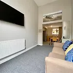 Fabulous 1 Bedroom Apartment - Sleeps 4