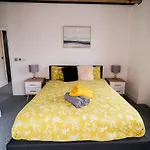 The Eden Warehouse - Gold Apartment, Sleeps 6