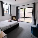 The Eden Warehouse - Pink Apartment