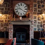 Arthur\'S Bar & Accommodation