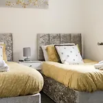 Birkdale Southport Boutique Apartment Sleeps 5