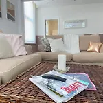 Santiago Suite 3 - A Stylish Southport Apartment