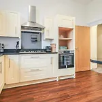 Spacious Victorian Birkdale Apartment With Garden