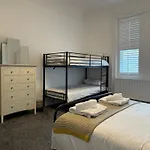 Spacious Victorian Birkdale Apartment With Garden