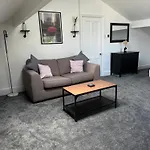 The Eaves - Victorian Second Floor, Open Plan Apartment