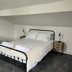 The Eaves - Victorian Second Floor, Open Plan Apartment