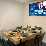 The Green Suite - Sleeps 6 - Three Bedrooms