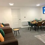 The Green Suite - Sleeps 6 - Three Bedrooms