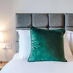 Modern 2 Bedroom Apartment In Southport Centre