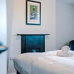 Modern 2 Bedroom Apartment In Southport Centre