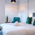 Lovely 2 Bedroom Apartment In Southport Centre