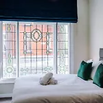 Smart 1 Bedroom Apartment In Southport Centre