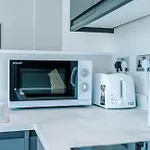 Smart 1 Bedroom Apartment In Southport Centre