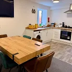 The Green Suite - Three Bedrooms Sleep 6