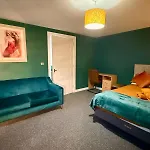 The Green Suite - Three Bedrooms Sleep 6