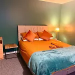 The Green Suite - Three Bedrooms Sleep 6