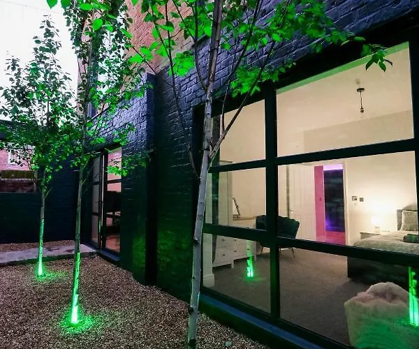 The Eden Warehouse - Pink Apartment