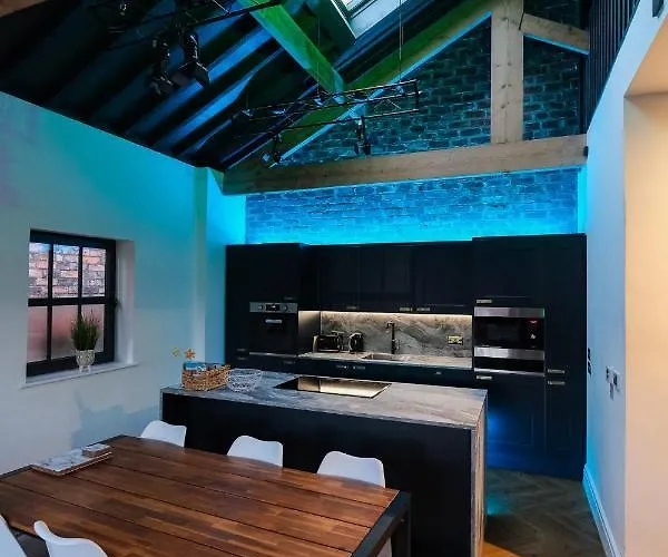 The Eden Warehouse - Green Apartment, Sleeps 5