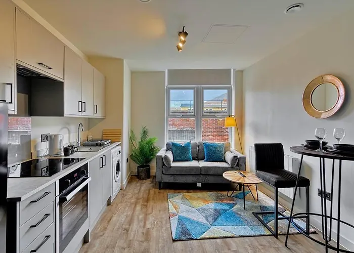 Stylish 1 Bedroom Condo Near Southport Beach