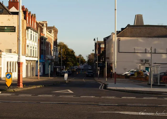 Chic 2 Bedroom Flat Near Southport Beach