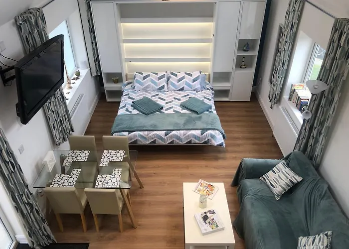 A Secluded Garden Room In Sunny Southport