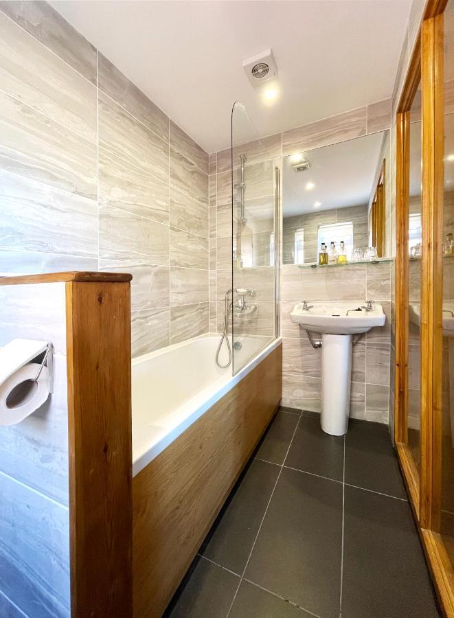 Dukes Folly Hotel 3*