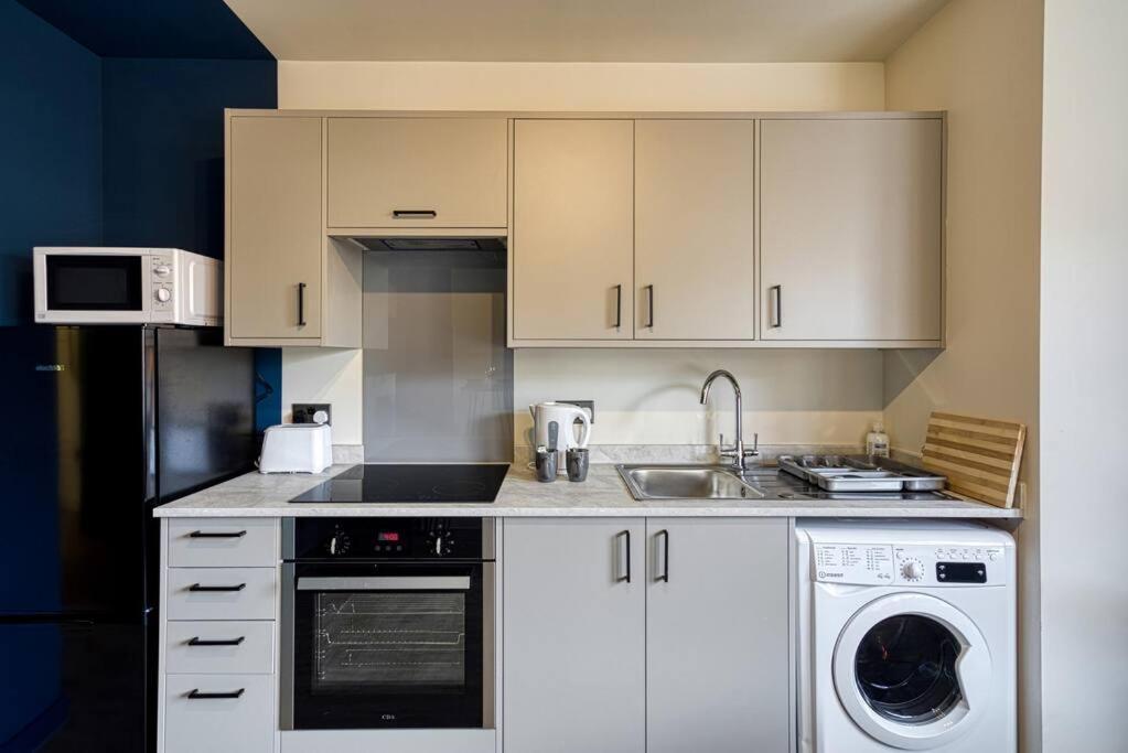 Apartment Stylish 1 Bedroom Near
