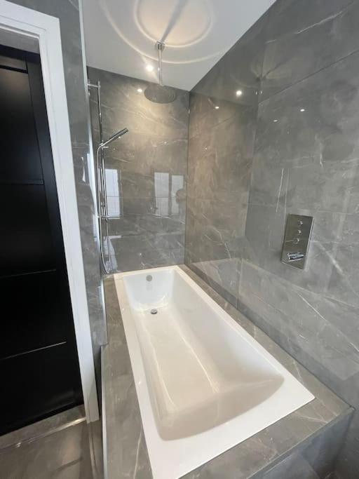 Castle St Mews Of - 2 Bed Townhouse Holiday home *