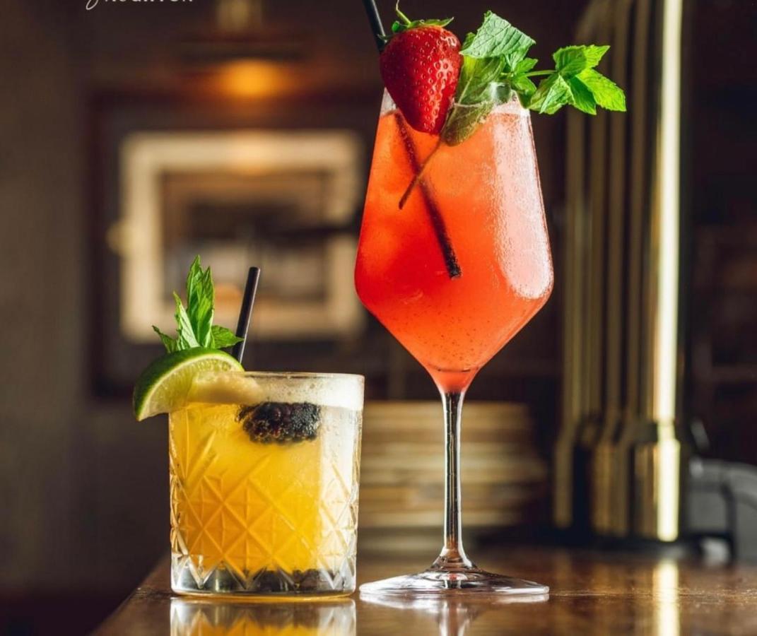 Arthur's Bar & 4* Southport