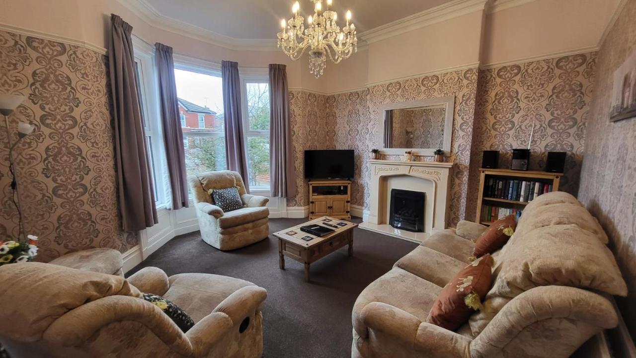 - At - Sleeps 6 Holiday home
