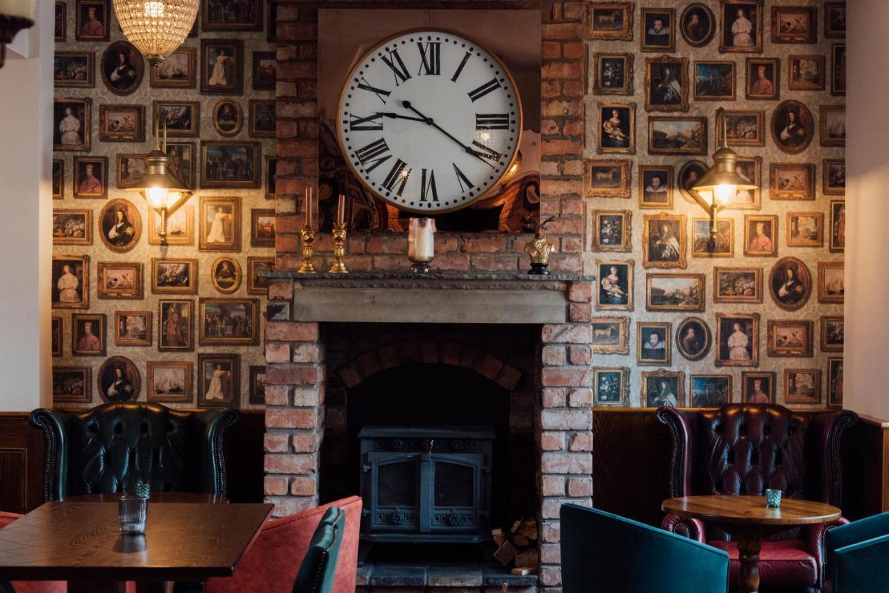 Arthur's Bar & Hotel