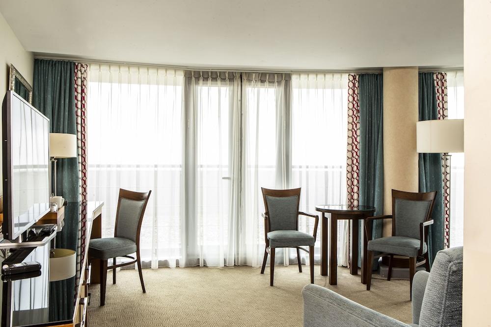 Waterfront 4*