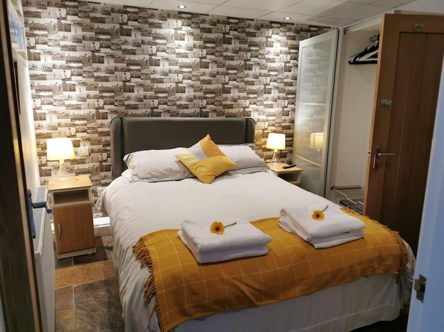 Private Garden With Secure Parking Apartment *