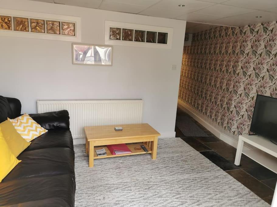 Private Garden With Secure Parking Apartment *