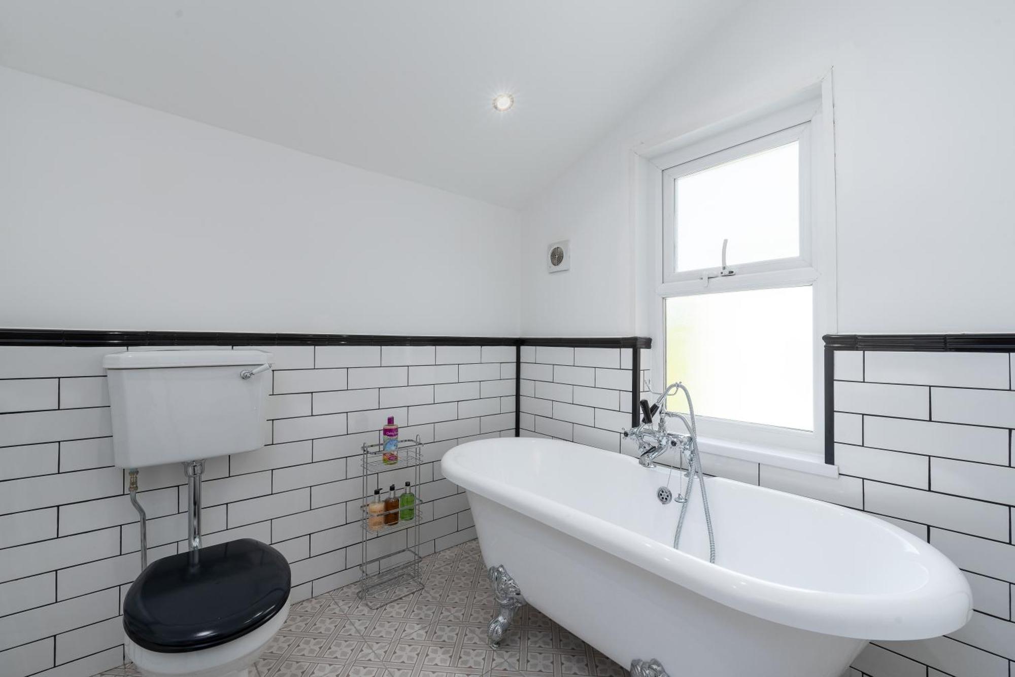 Bifolds, Enclosed Garden. Character Holiday home Southport