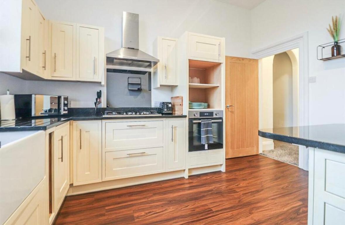 Spacious Victorian Birkdale With Garden
